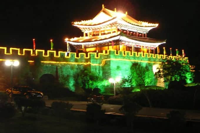夜间的大理古城南门