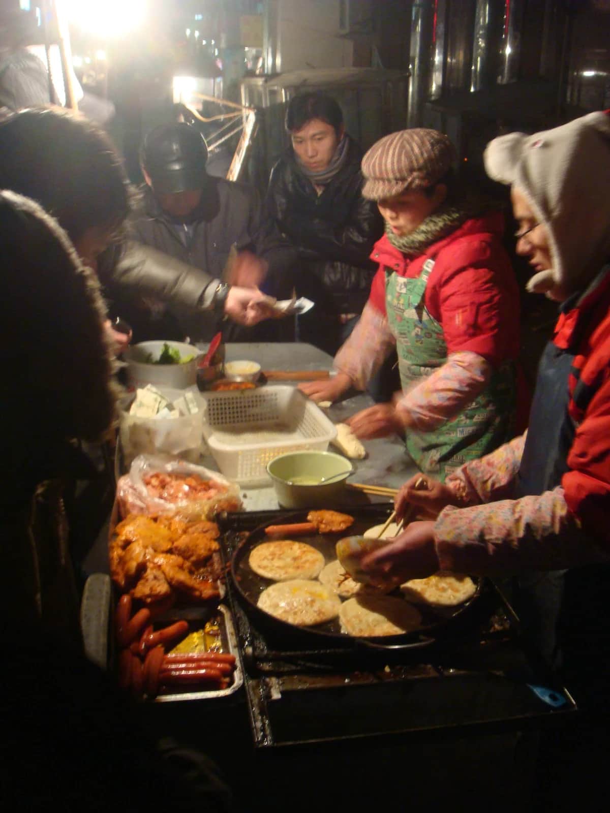 北京三里屯后街的煎饼摊与摊主