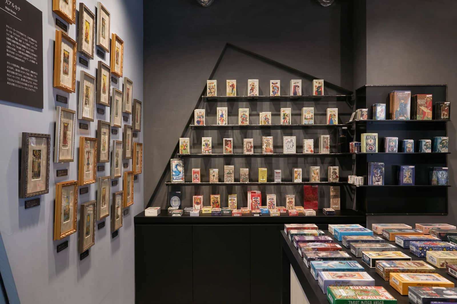 东京塔罗美术馆展示的牌盒与图像