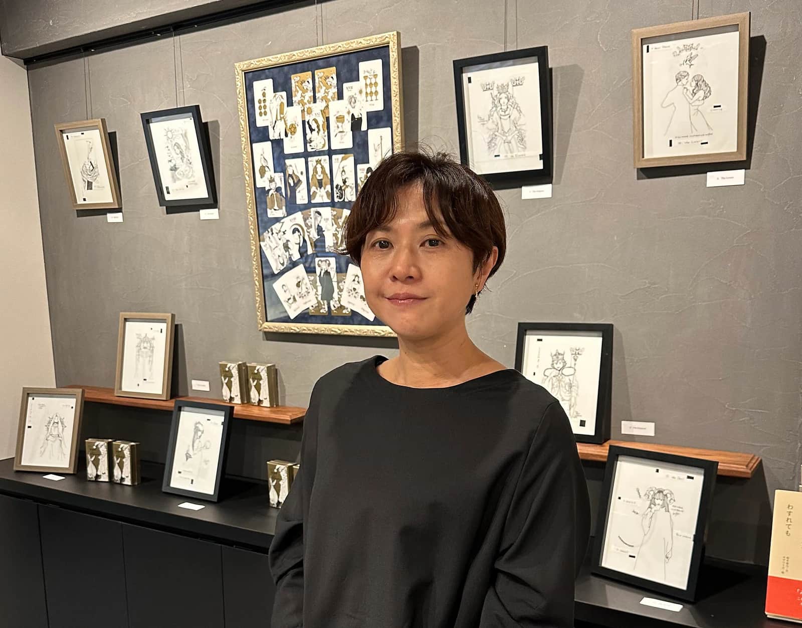 插画师 Ozawa Mika 站在自己的原画前