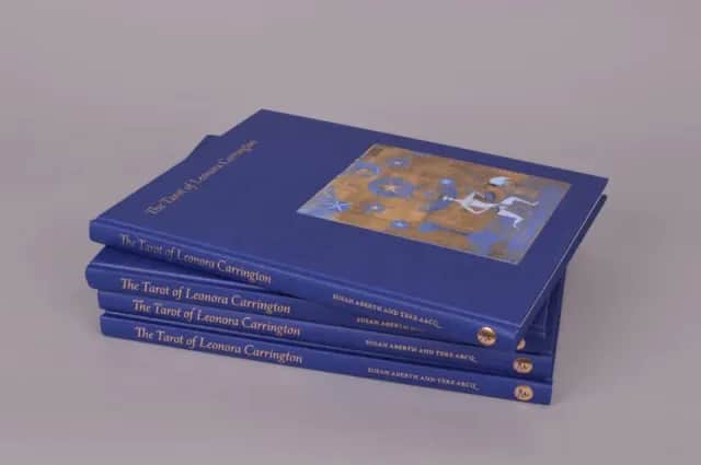 Fulgur 出版的 The Tarot of Leonora Carrington 蓝色书册
