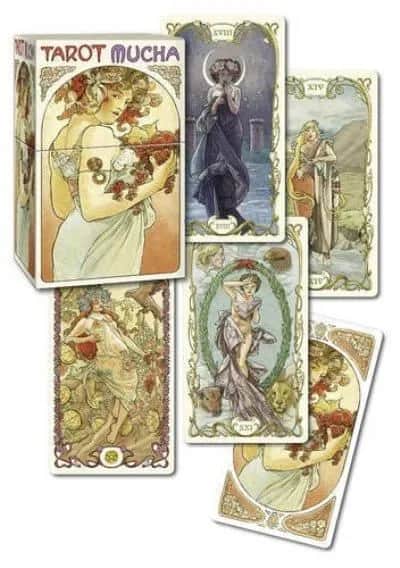 Mucha Tarot 的牌盒与多张展开牌面